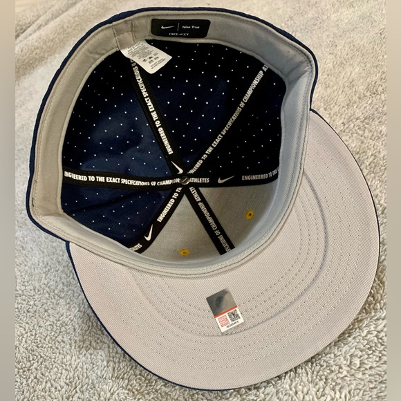 Michigan Wolverines 〽️ fitted hat - Picture 2 of 2